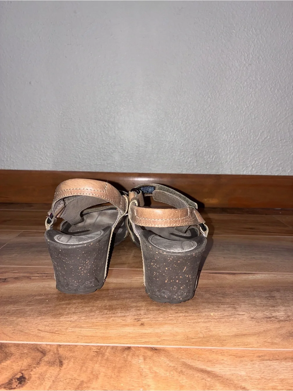 Teva Cabrillo Women’s Strap Wedge Tan Leather Sandals - size 9